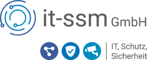 Das Logog der IT-SSM GmbH. Auf dem Logo sieht man farbige Symbole, die für IT, Sicherheit und Schutz stehen. Die Schrift ist grau. Die Symbole sind in unterschiedlichen Blau-Tönen gehalten.